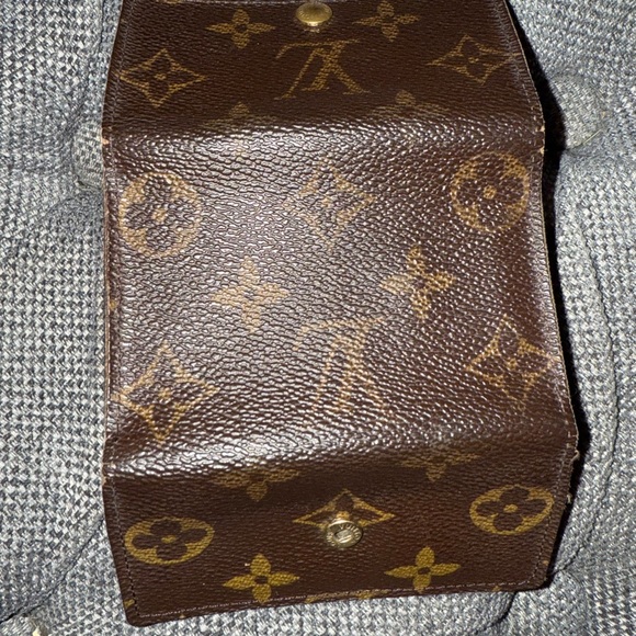 Vintage Authentic Louis Vuitton Monogram 6 Key Holder - Picture 3 of 10
